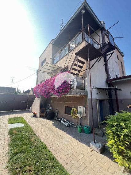 Reality KOMPLEX s.r.o. Vám ponúka na predaj priestranný 4-izbový rodinný dom s dvojgarážou, v meste Komárno.