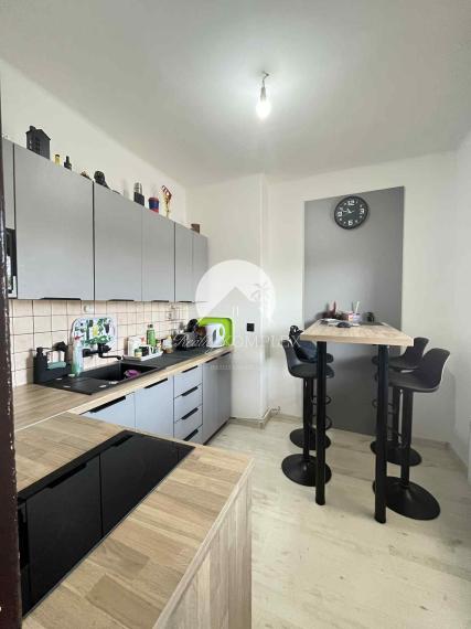 Reality KOMPLEX s.r.o. Vám ponúka na predaj priestranný 4-izbový rodinný dom s dvojgarážou, v meste Komárno.