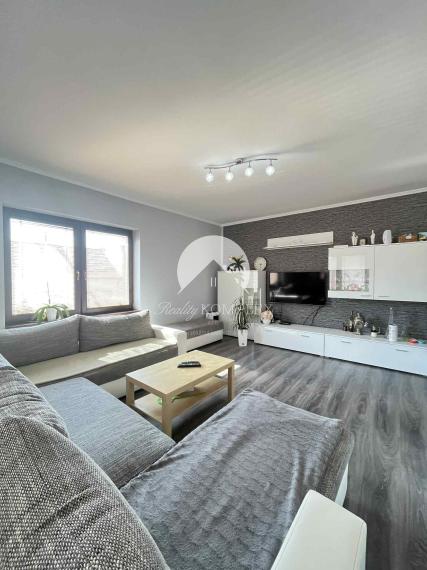 Reality KOMPLEX s.r.o. Vám ponúka na predaj priestranný 4-izbový rodinný dom s dvojgarážou, v meste Komárno.