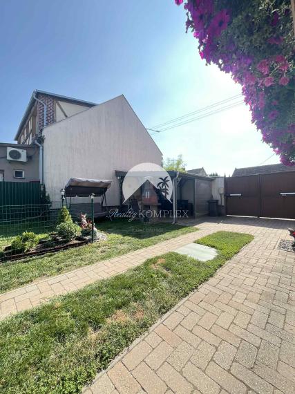 Reality KOMPLEX s.r.o. Vám ponúka na predaj priestranný 4-izbový rodinný dom s dvojgarážou, v meste Komárno.