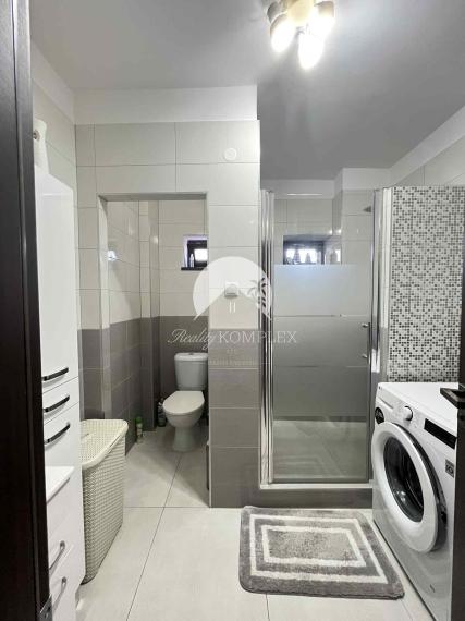 Reality KOMPLEX s.r.o. Vám ponúka na predaj priestranný 4-izbový rodinný dom s dvojgarážou, v meste Komárno.