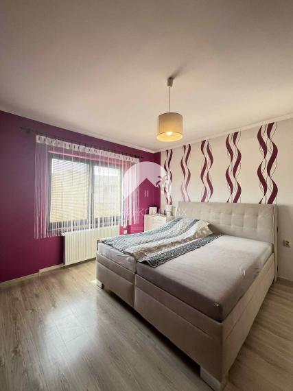 Reality KOMPLEX s.r.o. Vám ponúka na predaj priestranný 4-izbový rodinný dom s dvojgarážou, v meste Komárno.