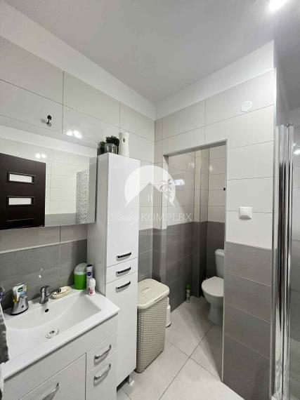 Reality KOMPLEX s.r.o. Vám ponúka na predaj priestranný 4-izbový rodinný dom s dvojgarážou, v meste Komárno.