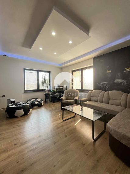 Reality KOMPLEX s.r.o. Vám ponúka na predaj priestranný 4-izbový rodinný dom s dvojgarážou, v meste Komárno.