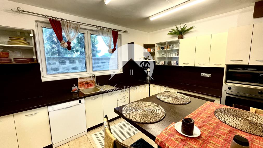 !!!LEN U NÁS!!! Reality KOMPLEX s.r.o. Vám ponúka 6-izbový rodinný dom v Dunajskej Strede NA PREDAJ