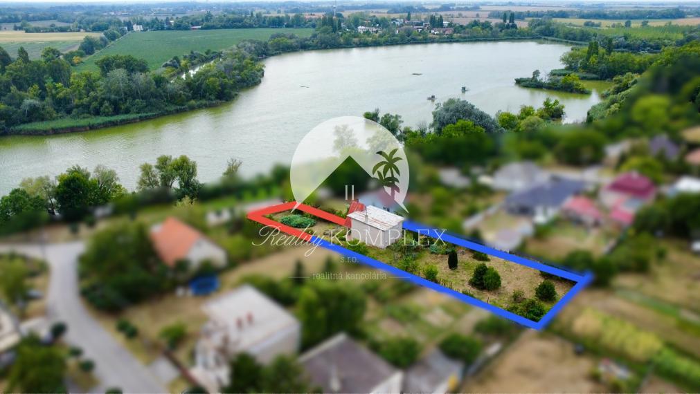 Pri brehu Virtského jazera na PREDAJ rodinný dom s veľkým pozemkom