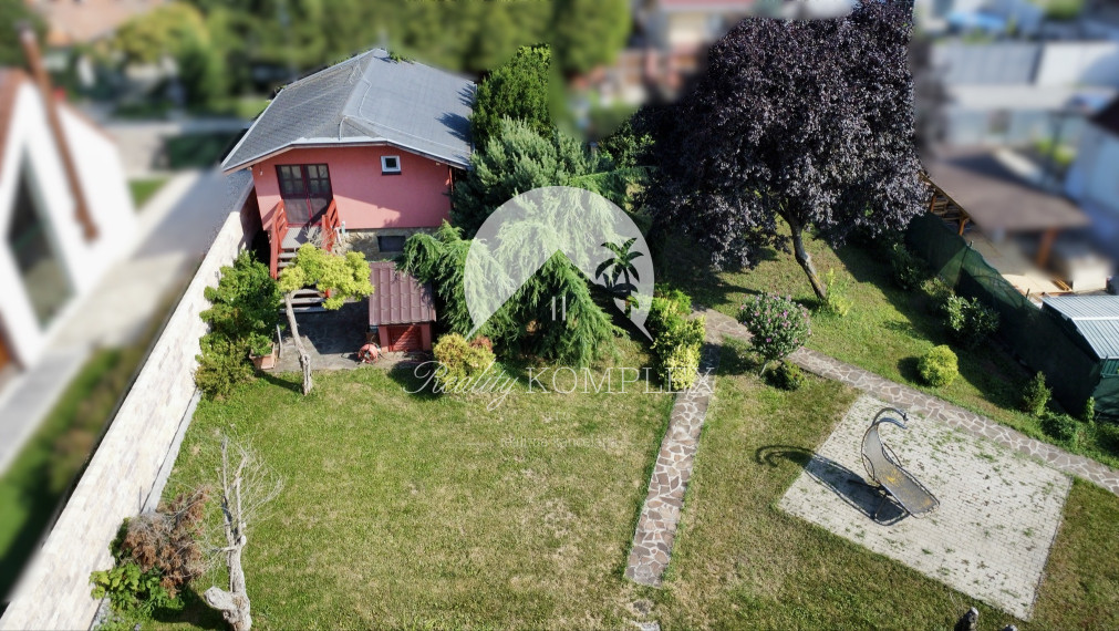 Rekreačná chata  s nádhernou záhradou a jazierkom v obľúbenej časti Komárna (Nová Osada)  blízko Váhu na PREDAJ!!