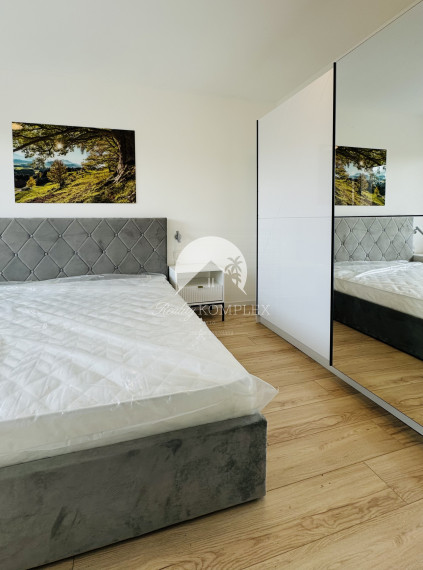 Iba u nás!!! Reality KOMPLEX s.r.o. Vám ponúka od spoľahlivého majiteľa na prenájom, slnečný 2 izbový, kompletne zariadený byt vo výbornej lokalite v Komárne !!!