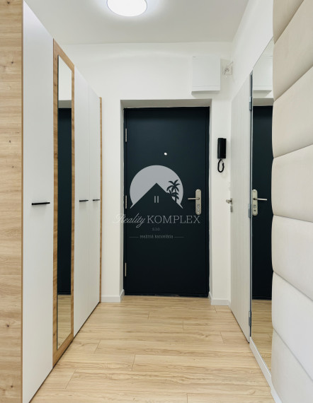 Iba u nás!!! Reality KOMPLEX s.r.o. Vám ponúka od spoľahlivého majiteľa na prenájom, slnečný 2 izbový, kompletne zariadený byt vo výbornej lokalite v Komárne !!!