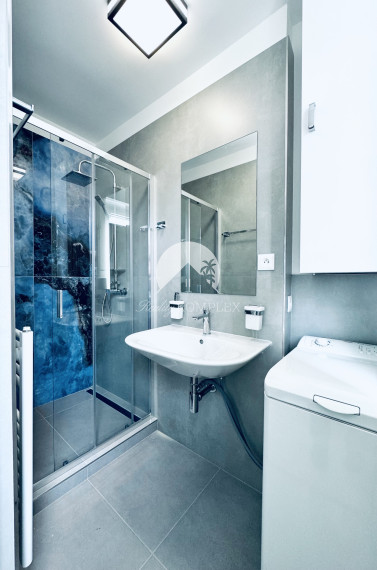 Iba u nás!!! Reality KOMPLEX s.r.o. Vám ponúka od spoľahlivého majiteľa na prenájom, slnečný 2 izbový, kompletne zariadený byt vo výbornej lokalite v Komárne !!!