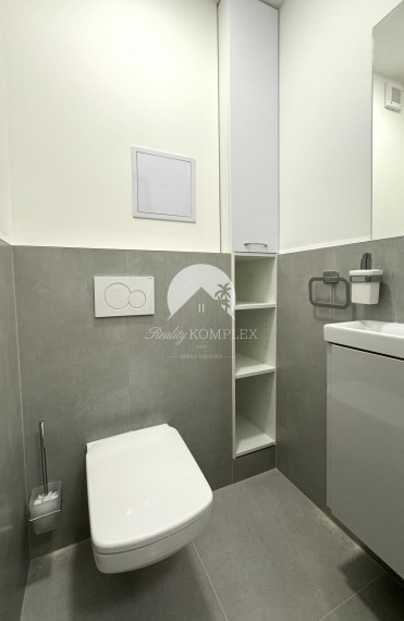 Iba u nás!!! Reality KOMPLEX s.r.o. Vám ponúka od spoľahlivého majiteľa na prenájom, slnečný 2 izbový, kompletne zariadený byt vo výbornej lokalite v Komárne !!!