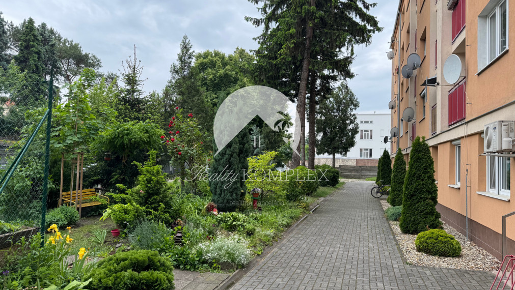 Iba u nás!!! Reality KOMPLEX s.r.o. Vám ponúka od spoľahlivého majiteľa na prenájom, slnečný 2 izbový, kompletne zariadený byt vo výbornej lokalite v Komárne !!!