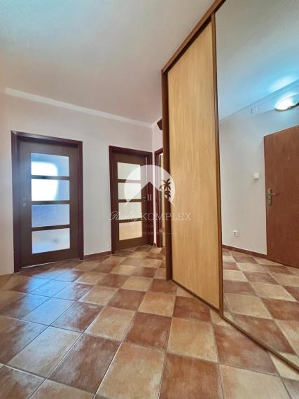 Exkluzívne iba u nás Vám Reality KOMPLEX s.r.o., ponúka na PREDAJ 4 izbový, kompletne rekonštruovaný byt v tichej lokalite Mesta Komárno