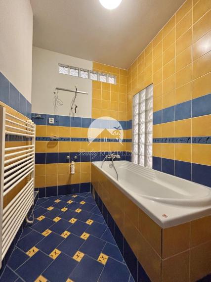 Exkluzívne iba u nás Vám Reality KOMPLEX s.r.o., ponúka na PREDAJ 4 izbový, kompletne rekonštruovaný byt v tichej lokalite Mesta Komárno