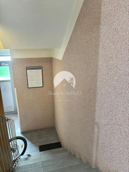 Exkluzívne iba u nás Vám Reality KOMPLEX s.r.o., ponúka na PREDAJ 4 izbový, kompletne rekonštruovaný byt v tichej lokalite Mesta Komárno