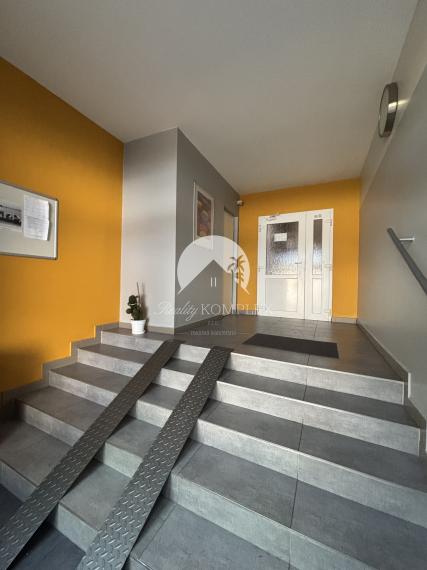 Exkluzívne iba u nás Vám Reality KOMPLEX s.r.o., ponúka na PREDAJ 4 izbový, kompletne rekonštruovaný byt v tichej lokalite Mesta Komárno