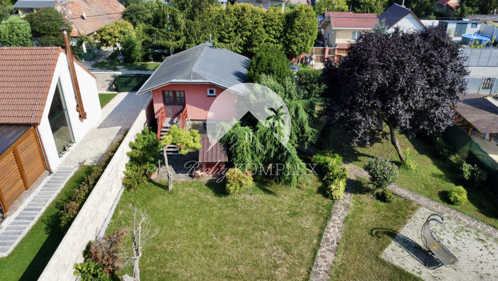 Rekreačná chata  s nádhernou záhradou a jazierkom v obľúbenej časti Komárna (Nová Osada)  blízko Váhu na PREDAJ!!