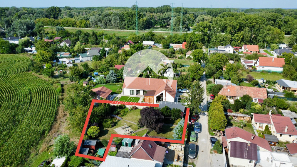 Rekreačná chata  s nádhernou záhradou a jazierkom v obľúbenej časti Komárna (Nová Osada)  blízko Váhu na PREDAJ!!