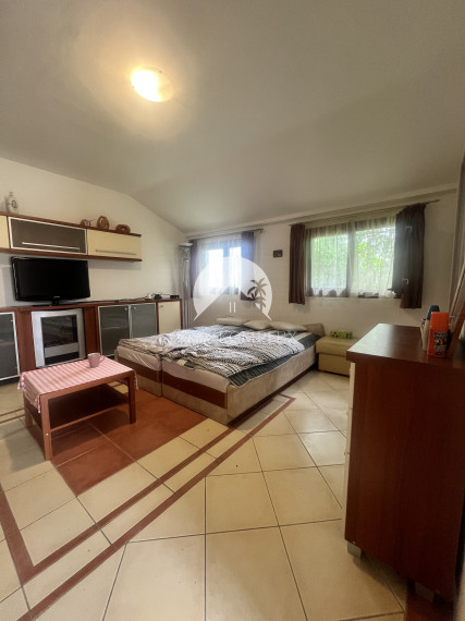 Rekreačná chata  s nádhernou záhradou a jazierkom v obľúbenej časti Komárna (Nová Osada)  blízko Váhu na PREDAJ!!