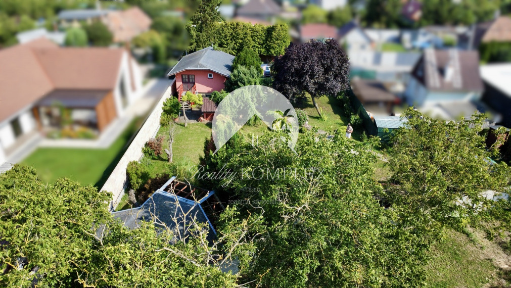 Rekreačná chata  s nádhernou záhradou a jazierkom v obľúbenej časti Komárna (Nová Osada)  blízko Váhu na PREDAJ!!