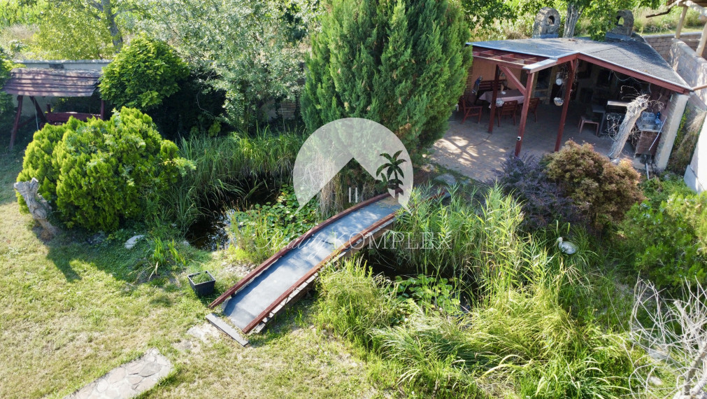 Rekreačná chata  s nádhernou záhradou a jazierkom v obľúbenej časti Komárna (Nová Osada)  blízko Váhu na PREDAJ!!