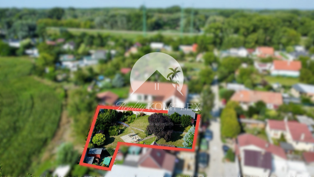 Rekreačná chata  s nádhernou záhradou a jazierkom v obľúbenej časti Komárna (Nová Osada)  blízko Váhu na PREDAJ!!