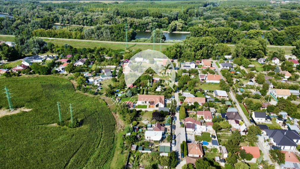 Rekreačná chata  s nádhernou záhradou a jazierkom v obľúbenej časti Komárna (Nová Osada)  blízko Váhu na PREDAJ!!