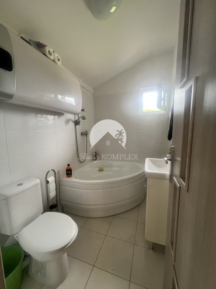 Rekreačná chata  s nádhernou záhradou a jazierkom v obľúbenej časti Komárna (Nová Osada)  blízko Váhu na PREDAJ!!