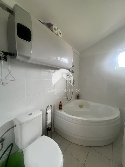 Rekreačná chata  s nádhernou záhradou a jazierkom v obľúbenej časti Komárna (Nová Osada)  blízko Váhu na PREDAJ!!