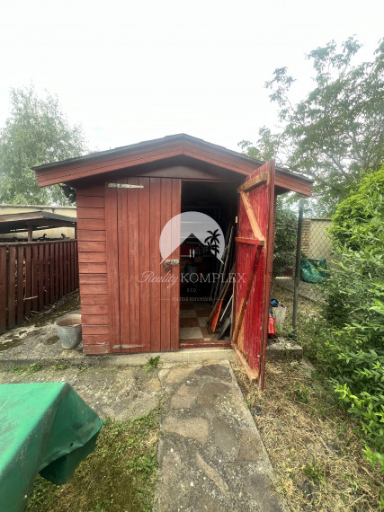 Rekreačná chata  s nádhernou záhradou a jazierkom v obľúbenej časti Komárna (Nová Osada)  blízko Váhu na PREDAJ!!