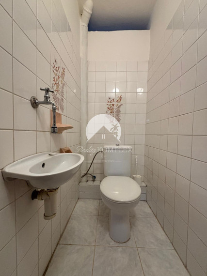 Reality KOMPLEX s.r.o. Vám EXKLUZÍVNE ponúka NA PREDAJ priestranný 7-izbový rodinný dom s veľkým pozemkom v obci Dvory nad Žitavou