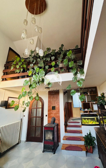 Reality KOMPLEX s.r.o. Vám EXKLUZÍVNE ponúka NA PREDAJ priestranný 7-izbový rodinný dom s veľkým pozemkom v obci Dvory nad Žitavou