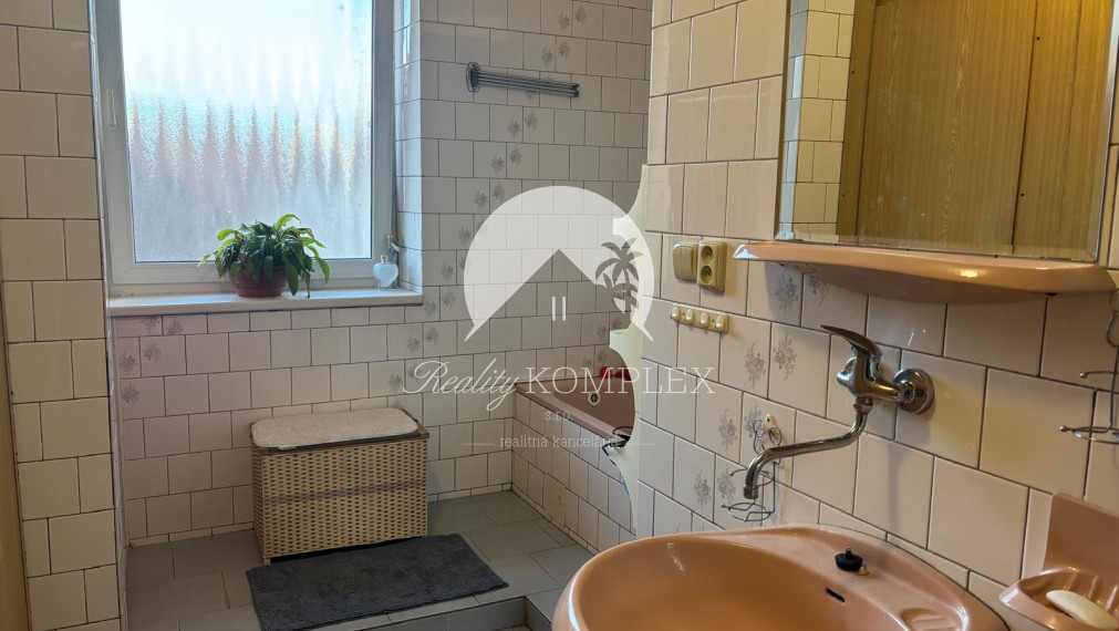 Reality KOMPLEX s.r.o. Vám EXKLUZÍVNE ponúka NA PREDAJ priestranný 7-izbový rodinný dom s veľkým pozemkom v obci Dvory nad Žitavou