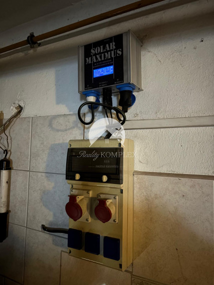 Reality KOMPLEX s.r.o. Vám EXKLUZÍVNE ponúka NA PREDAJ priestranný 7-izbový rodinný dom s veľkým pozemkom v obci Dvory nad Žitavou