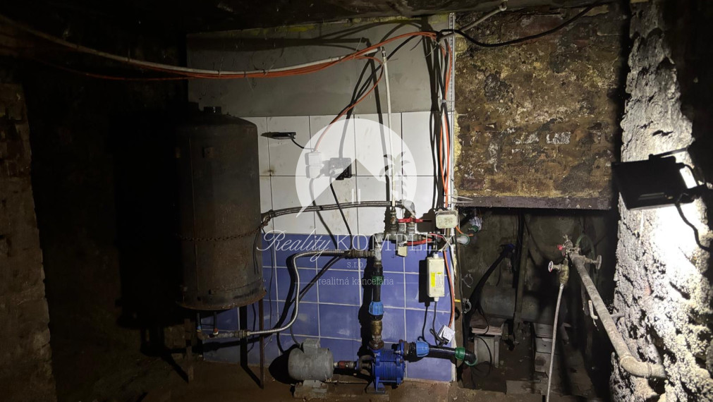 Reality KOMPLEX s.r.o. Vám EXKLUZÍVNE ponúka NA PREDAJ priestranný 7-izbový rodinný dom s veľkým pozemkom v obci Dvory nad Žitavou