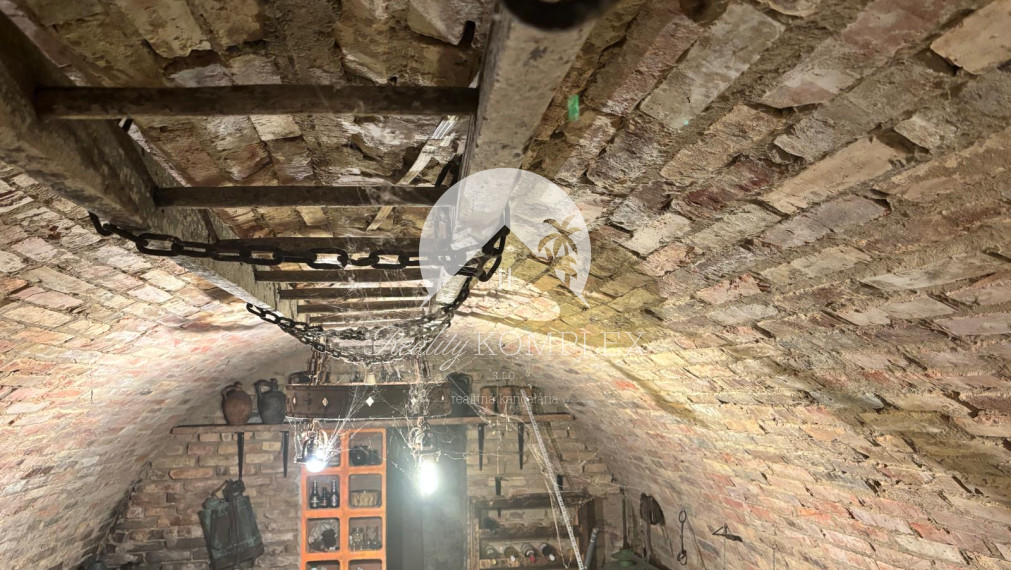 Reality KOMPLEX s.r.o. Vám EXKLUZÍVNE ponúka NA PREDAJ priestranný 7-izbový rodinný dom s veľkým pozemkom v obci Dvory nad Žitavou