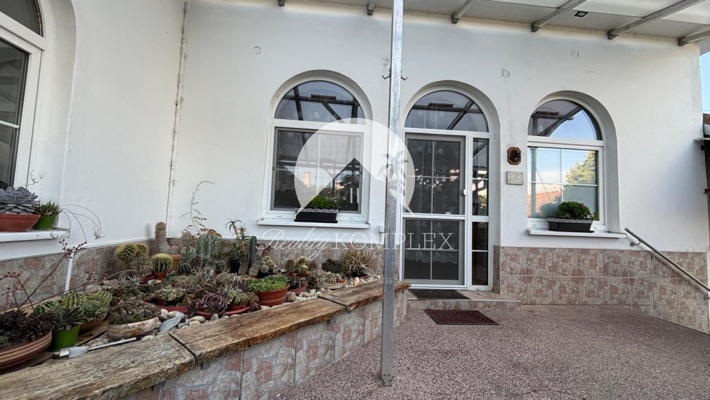 Reality KOMPLEX s.r.o. Vám EXKLUZÍVNE ponúka NA PREDAJ priestranný 7-izbový rodinný dom s veľkým pozemkom v obci Dvory nad Žitavou