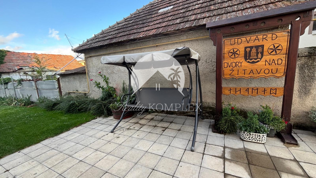 Reality KOMPLEX s.r.o. Vám EXKLUZÍVNE ponúka NA PREDAJ priestranný 7-izbový rodinný dom s veľkým pozemkom v obci Dvory nad Žitavou