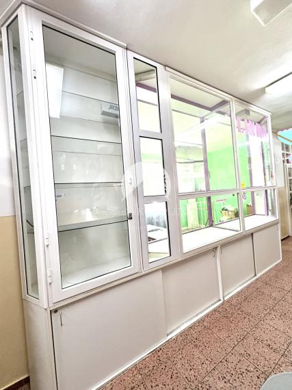 IBA U NÁS !!! Reality KOMPLEX s.r.o. Vám ponúka na PREDAJ obchodný priestor na prízemí v Tržnici v Komárne za super cenu!