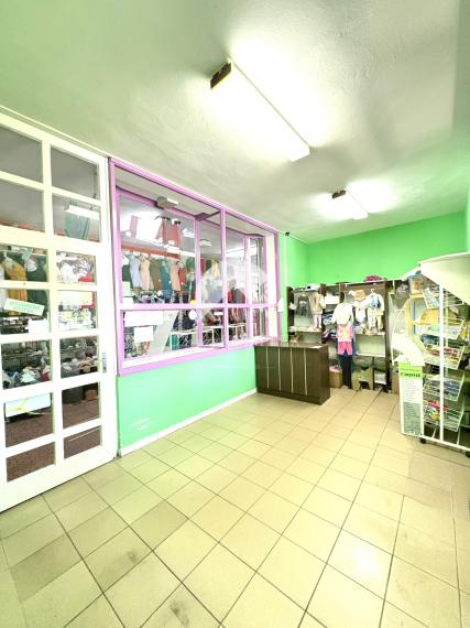 IBA U NÁS !!! Reality KOMPLEX s.r.o. Vám ponúka na PREDAJ obchodný priestor na prízemí v Tržnici v Komárne za super cenu!