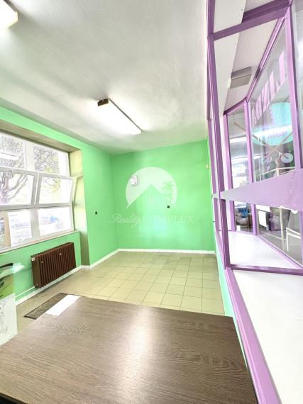 IBA U NÁS !!! Reality KOMPLEX s.r.o. Vám ponúka na PREDAJ obchodný priestor na prízemí v Tržnici v Komárne za super cenu!