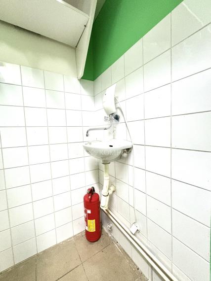 IBA U NÁS !!! Reality KOMPLEX s.r.o. Vám ponúka na PREDAJ obchodný priestor na prízemí v Tržnici v Komárne za super cenu!