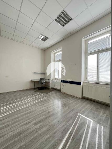 Reality KOMPLEX s.r.o Vám ponúka na prenájom nebytové priestory v rušnej lokalite mesta Komárno.