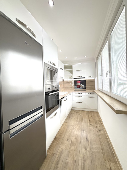 Reality KOMPLEX s.r.o. Vám ponúka na PREDAJ tento nádherný, kompletne zrekonštruovaný a zariadený trojizbový byt s balkónom v Komárne.