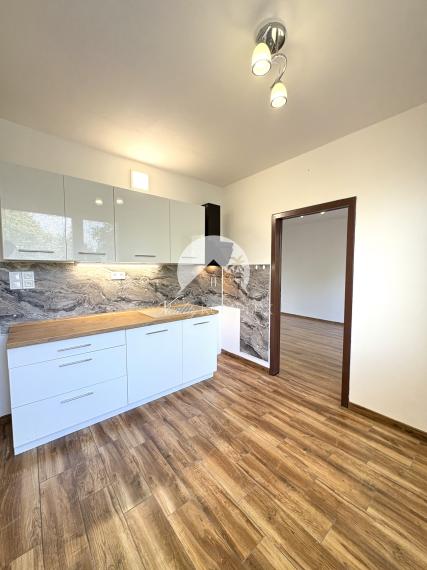 Pozor veľká zľava!! Reality KOMPLEX s.r.o. Vám ponúka na PREDAJ priestranný, zrekonštruovaný  3 izbový byt s bakónom na najlepšej adrese v meste Hurbanovo !!!