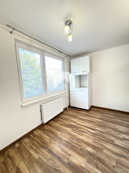 Pozor veľká zľava!! Reality KOMPLEX s.r.o. Vám ponúka na PREDAJ priestranný, zrekonštruovaný  3 izbový byt s bakónom na najlepšej adrese v meste Hurbanovo !!!