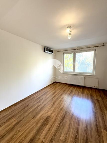 Pozor veľká zľava!! Reality KOMPLEX s.r.o. Vám ponúka na PREDAJ priestranný, zrekonštruovaný  3 izbový byt s bakónom na najlepšej adrese v meste Hurbanovo !!!