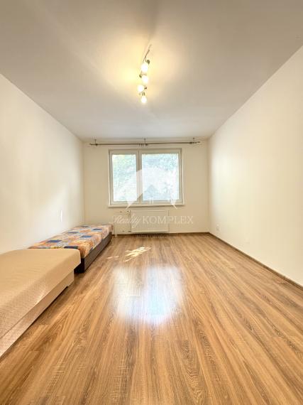 Pozor veľká zľava!! Reality KOMPLEX s.r.o. Vám ponúka na PREDAJ priestranný, zrekonštruovaný  3 izbový byt s bakónom na najlepšej adrese v meste Hurbanovo !!!