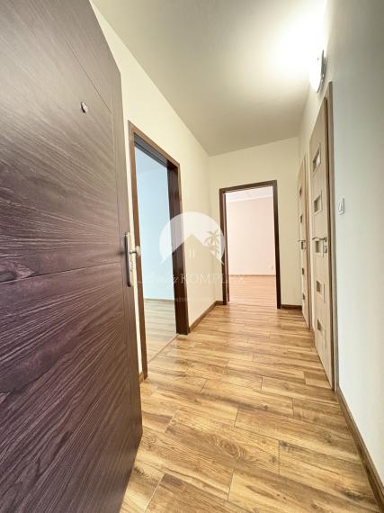 Pozor veľká zľava!! Reality KOMPLEX s.r.o. Vám ponúka na PREDAJ priestranný, zrekonštruovaný  3 izbový byt s bakónom na najlepšej adrese v meste Hurbanovo !!!