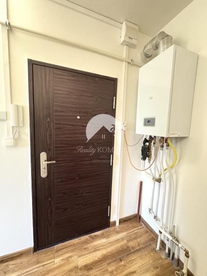 Pozor veľká zľava!! Reality KOMPLEX s.r.o. Vám ponúka na PREDAJ priestranný, zrekonštruovaný  3 izbový byt s bakónom na najlepšej adrese v meste Hurbanovo !!!